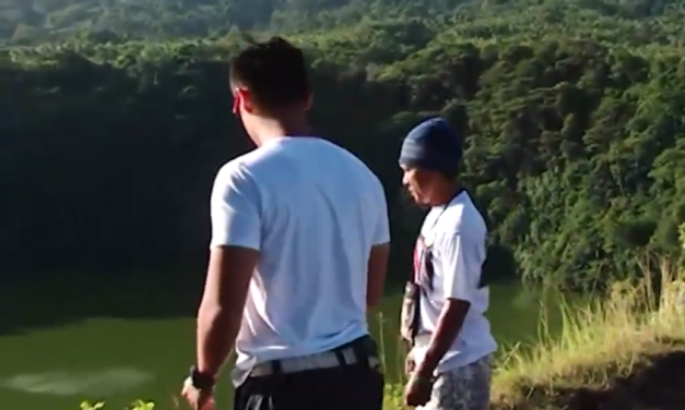 Tradisi Lempar Batu ke Tengah Danau di Maluku