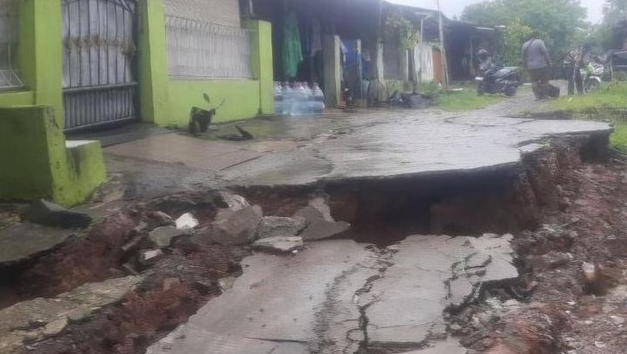 Longsor di Kompleks Kodam Cikarang Akibat Hujan Deras