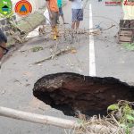 Lubang Runtuhan Terjadi di Jalan Karangkamulyan, Kuningan