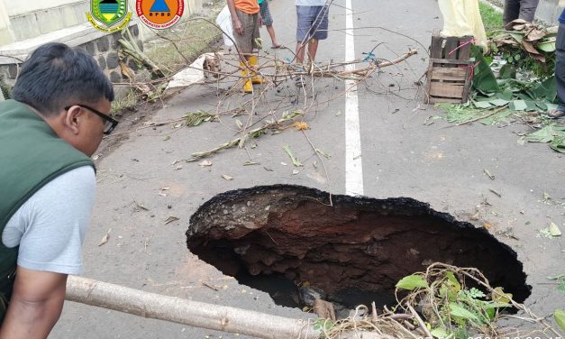 Lubang Runtuhan Terjadi di Jalan Karangkamulyan, Kuningan