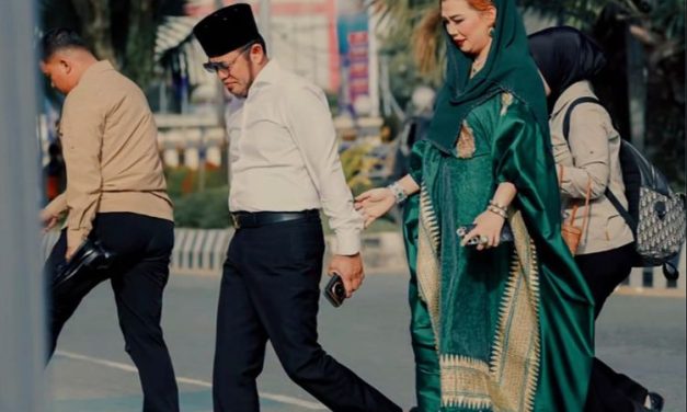 Gaya Glamour Sarifah Suraidah, Istri Gubernur ,Viral Media Sosial