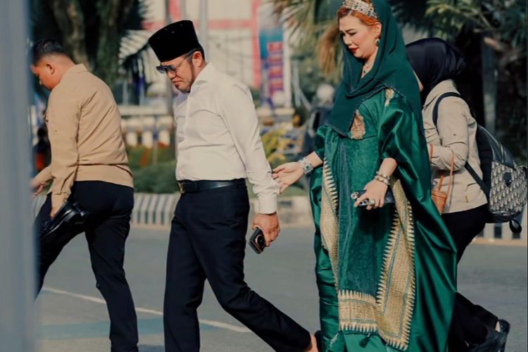 Gaya Glamour Sarifah Suraidah, Istri Gubernur ,Viral Media Sosial