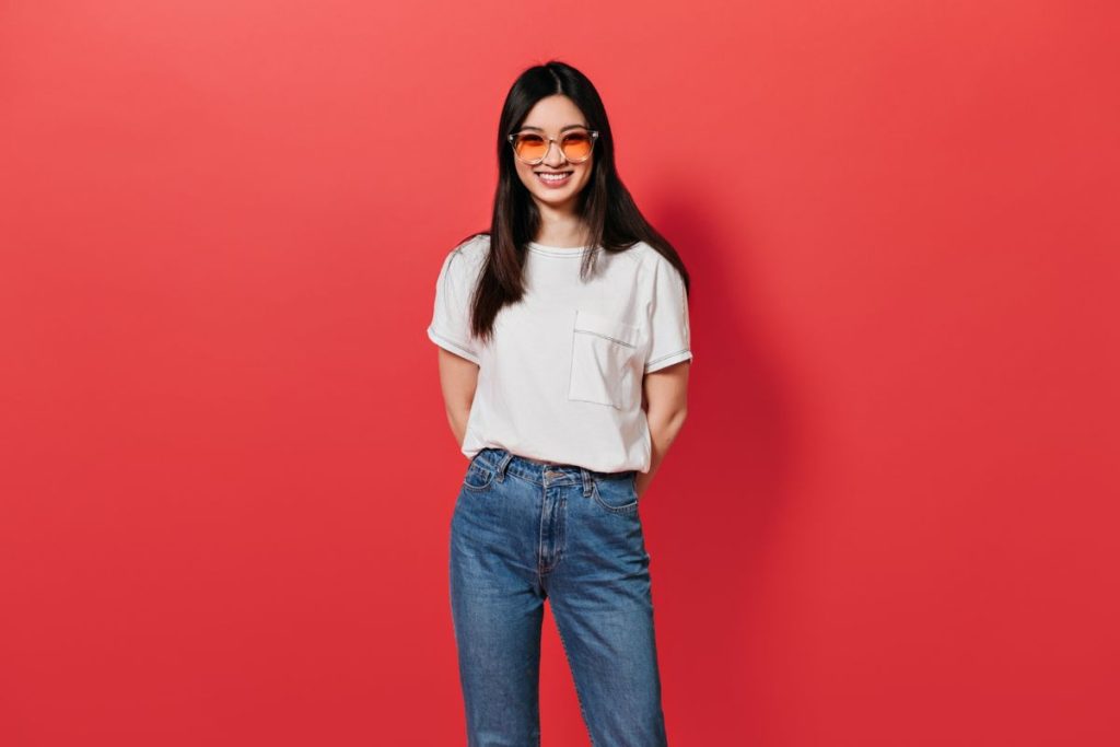 Inspirasi warna sepatu yang cocok dipadukan dengan busana putih untuk tampilan kasual, formal, dan semi-formal yang elegan.