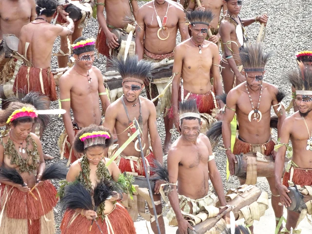 Ilustrasi tradisi Niki Paleg Suku Dani di Papua sebagai ritual potong jari yang melambangkan duka cita dan penghormatan kepada anggota keluarga yang meninggal.