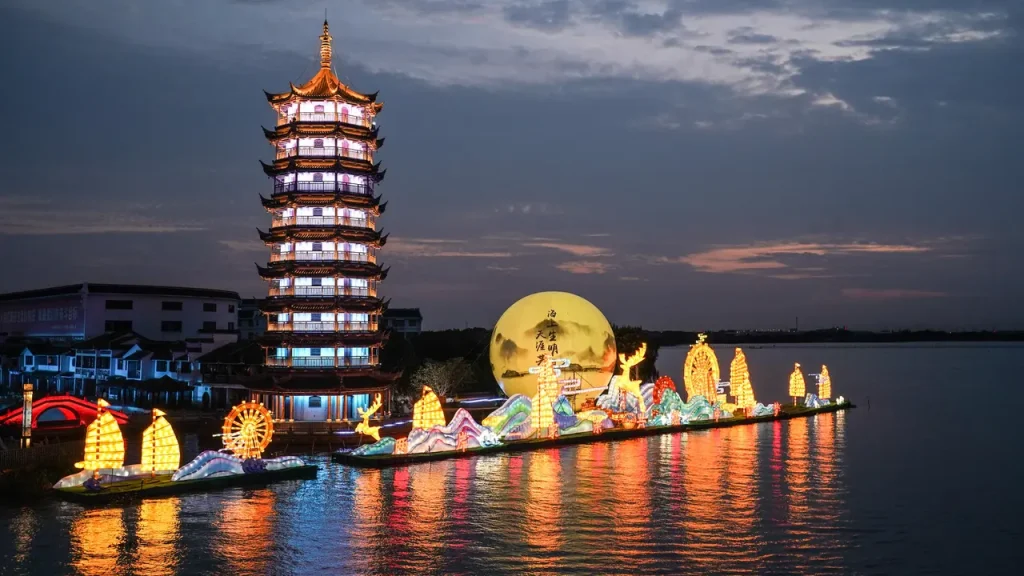 Zhouzhuang kota air kuno di Jiangsu China dengan kanal tradisional dan perahu wisata.