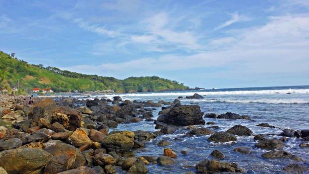 Pemandangan tempat wisata alam tersembunyi di Jawa Tengah dengan air terjun, telaga, pantai, dan perbukitan hijau.
