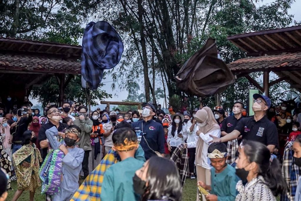 Suasana Desa Wisata Saung Ciburial Garut dengan panorama alam, persawahan, dan aktivitas wisata budaya masyarakat lokal.