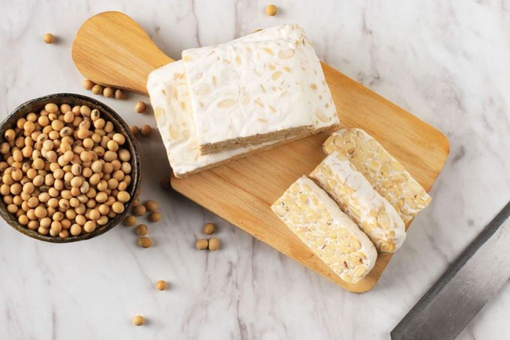 Tempe khas Indonesia hasil fermentasi kedelai sebagai kuliner tradisional bergizi yang telah dikenal di berbagai negara.