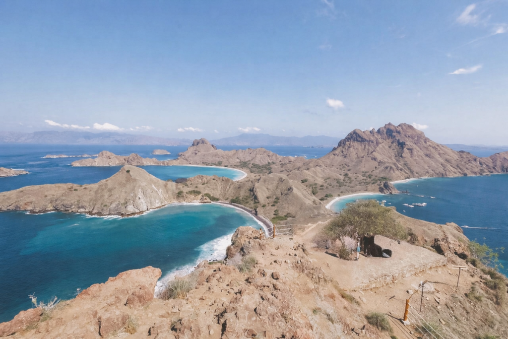 Wisatawan menikmati keindahan alam dan melihat komodo di Taman Nasional Komodo, Labuan Bajo, saat musim liburan 2026.