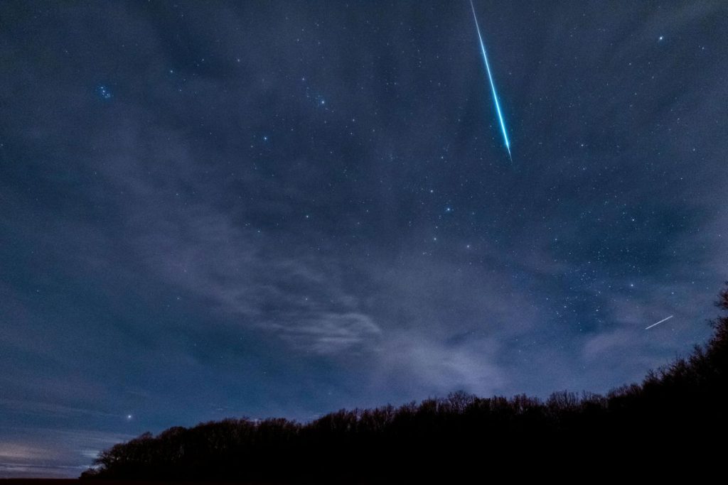 Ilustrasi fenomena astronomi Juli 2026 dengan Buck Moon dan hujan meteor Southern Delta Aquariid di langit malam.