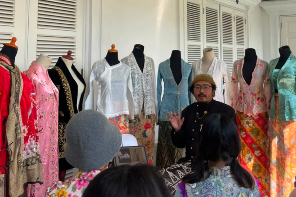Ilustrasi kebaya Indonesia sebagai warisan budaya hasil akulturasi berbagai bangsa dengan sejarah panjang di Nusantara.