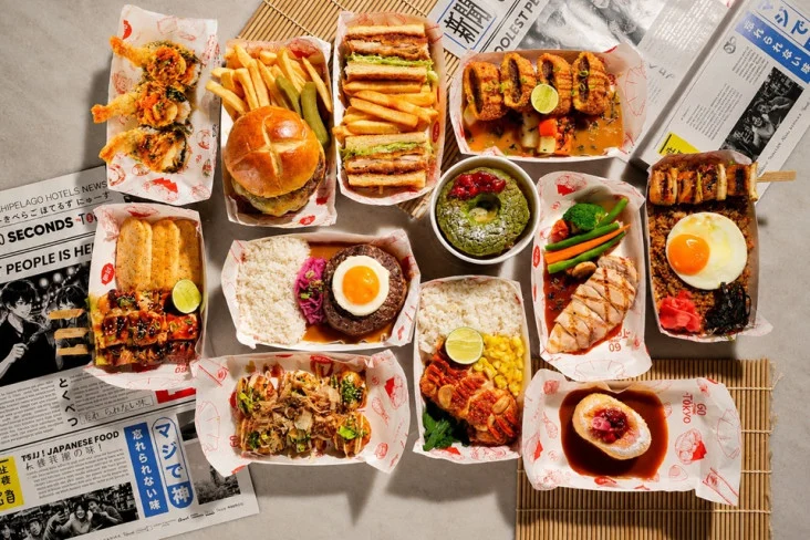Aneka street food Jepang seperti chicken katsu, takoyaki, wagyu burger, dan dessert dalam program 60 Seconds to Tokyo di Hotel Archipelago.