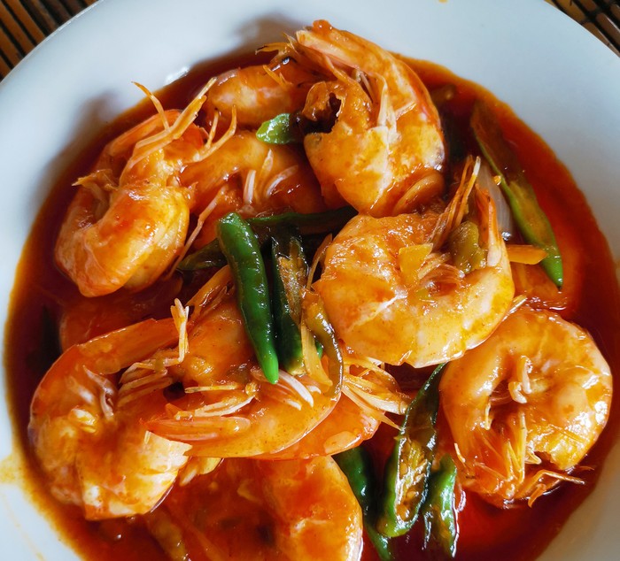 Sepiring udang saus Padang rumahan dengan saus merah pedas gurih, disajikan hangat bersama nasi putih.