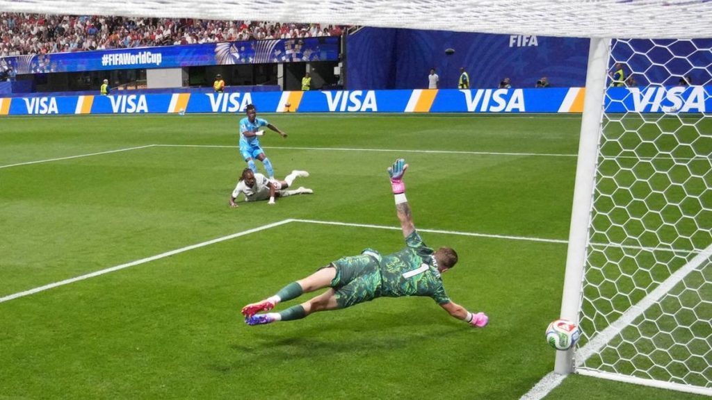 Marcus Rashford berusaha menembus pertahanan RD Kongo pada babak pertama laga Inggris vs RD Kongo di Piala Dunia 2026.