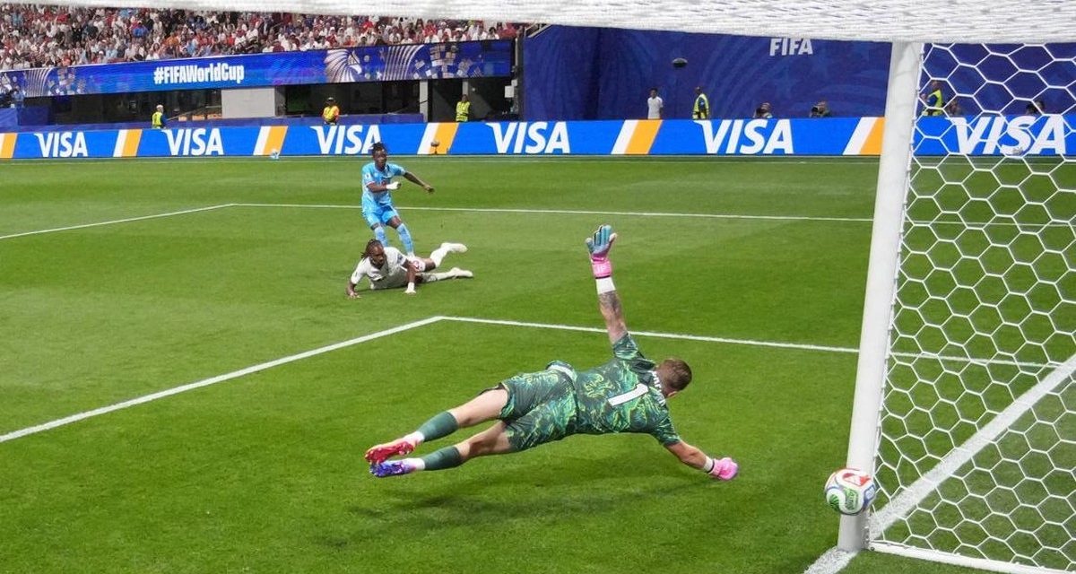 RD Kongo Kejutkan Inggris Lewat Gol Cepat di Babak Pertama
