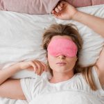 Masker Penutup Mata Bisa Membantu Mengurangi Mata Sembap Saat Bangun Tidur