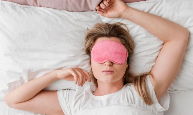 Masker Penutup Mata Bisa Membantu Mengurangi Mata Sembap Saat Bangun Tidur